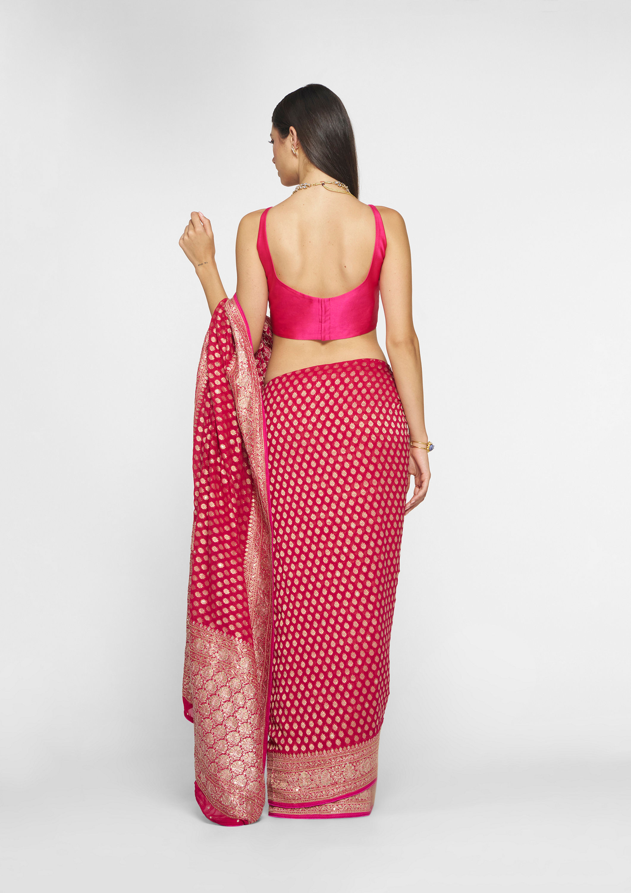 Twamev Women Ravishing Rani Georgette Saree