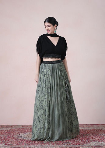 alt message - Twamev Women Pista Perfection with Black Accents Georgette Skirt Top Set image number 2