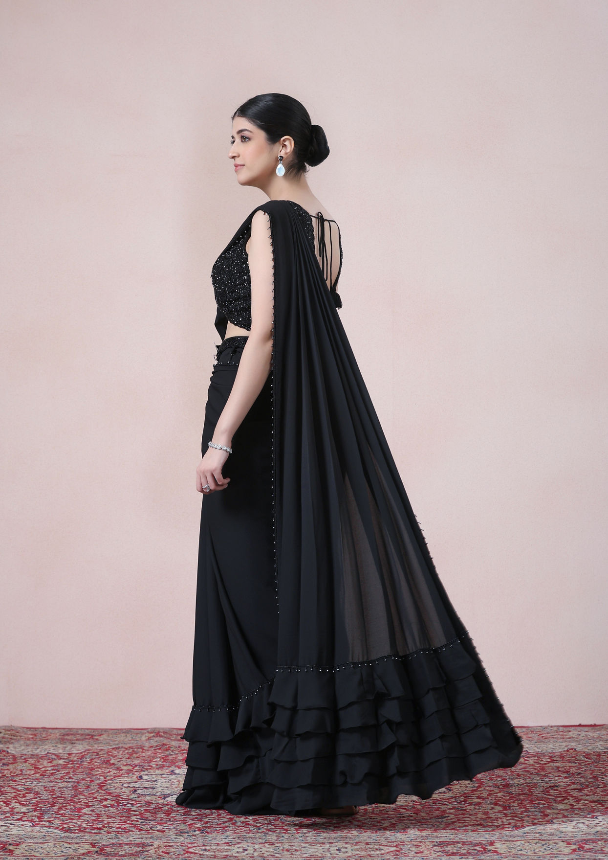 alt message - Twamev Women Timeless Black Beauty Georgette Saree image number 2