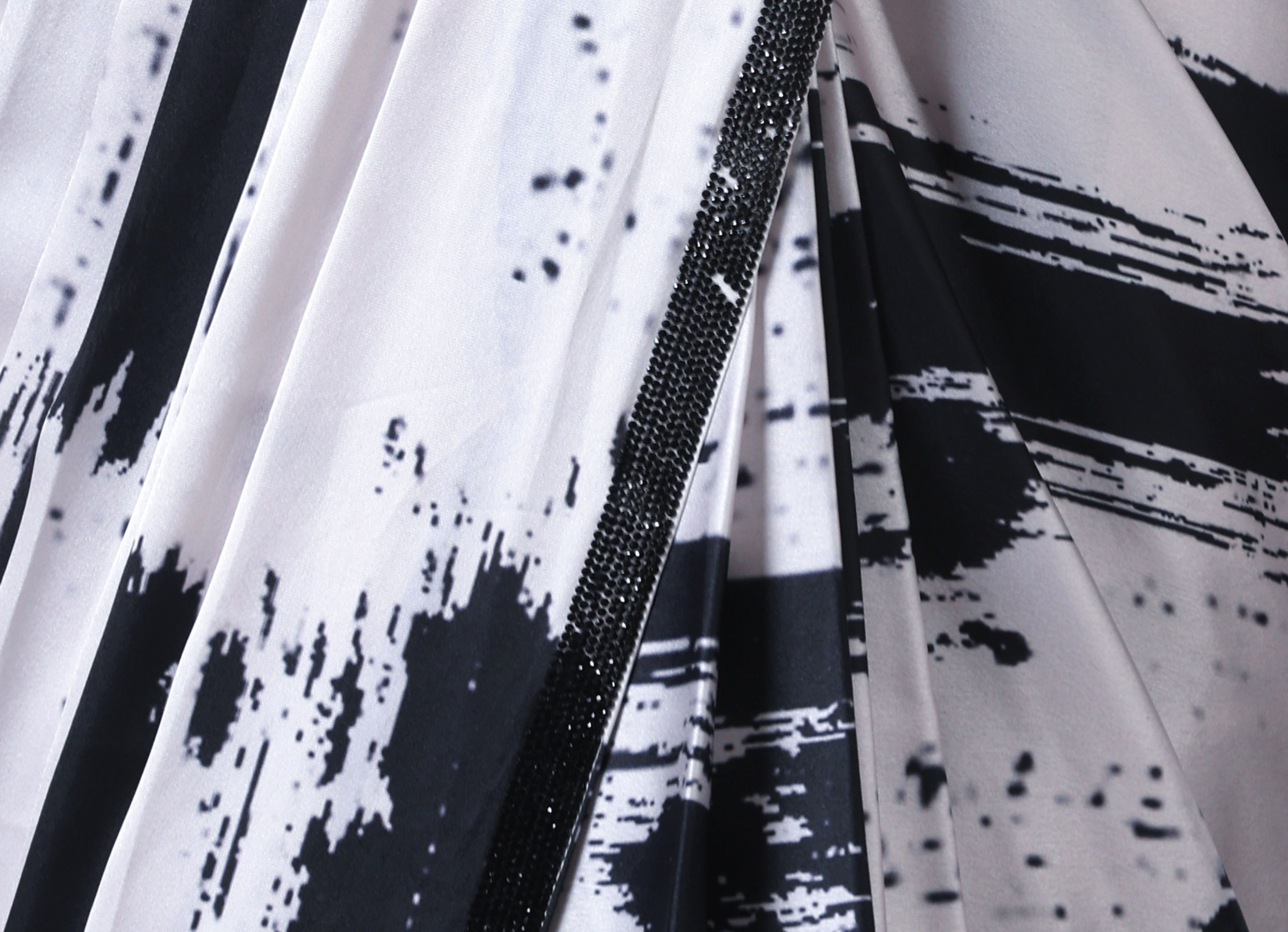 Twamev Women Black & Cream Satin Abstract Printed Draped Saree