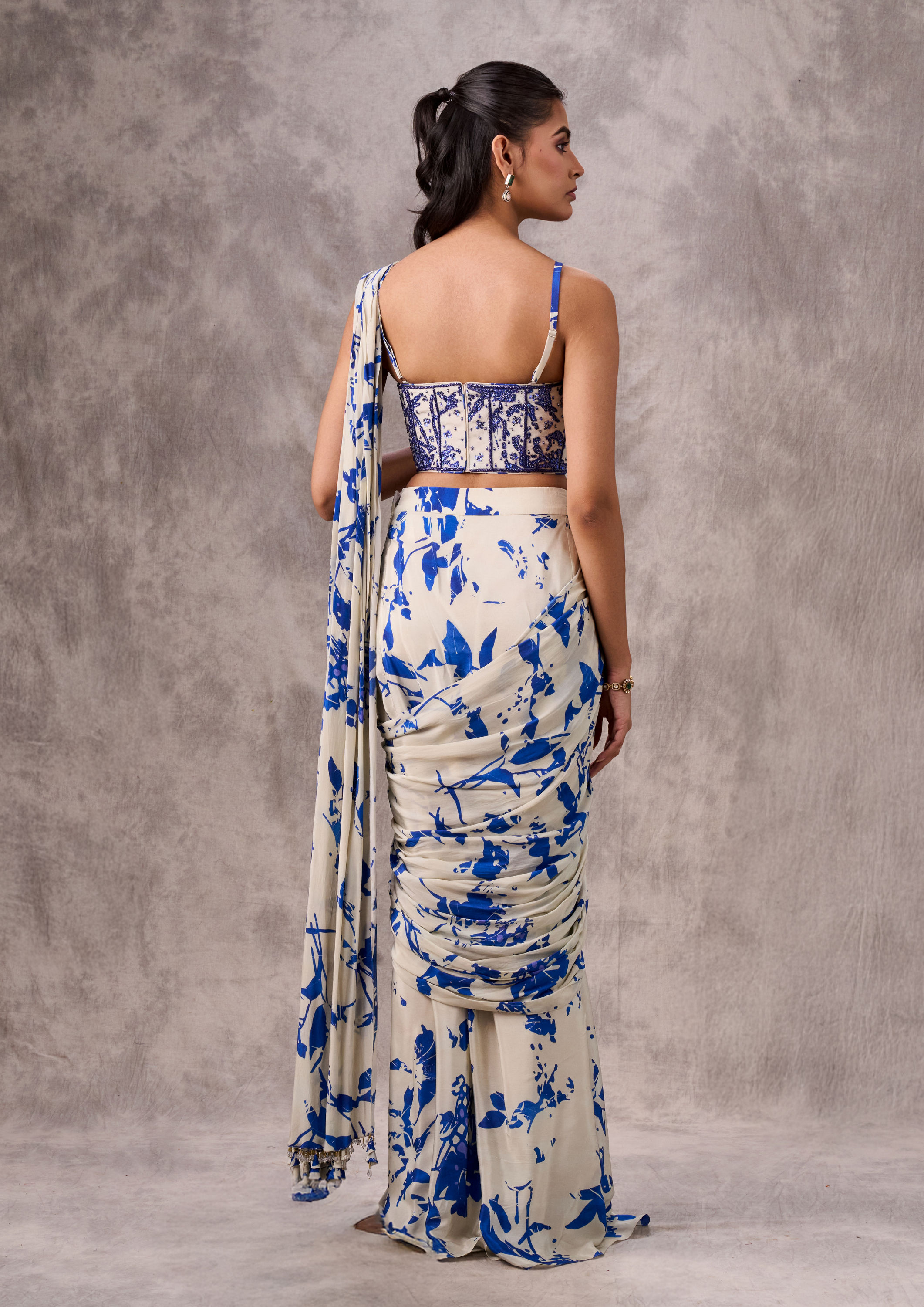 Twamev Women Cream & Indigo Blue Viscose Abstract Printed Corset Draped Saree