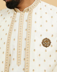 Twamev Men Golden Elegance Brooch