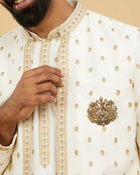 Twamev Men Twinkling Golden Brooch