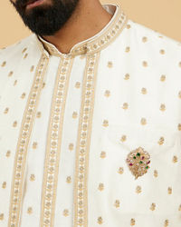 Twamev Men Golden Opulence Brooch