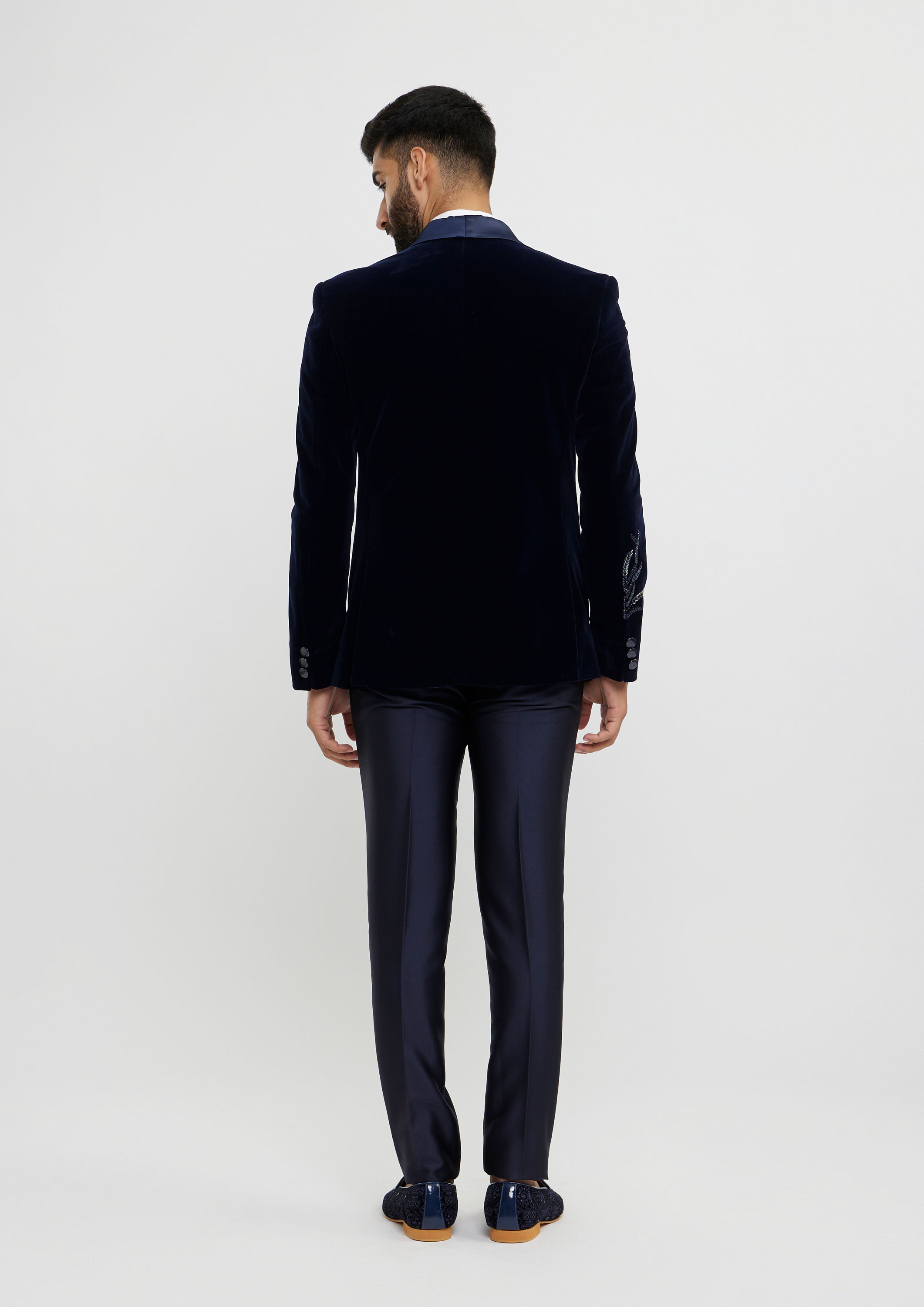 alt message - Twamev Men Dark Blue Velvet Suave Suit Set image number 5