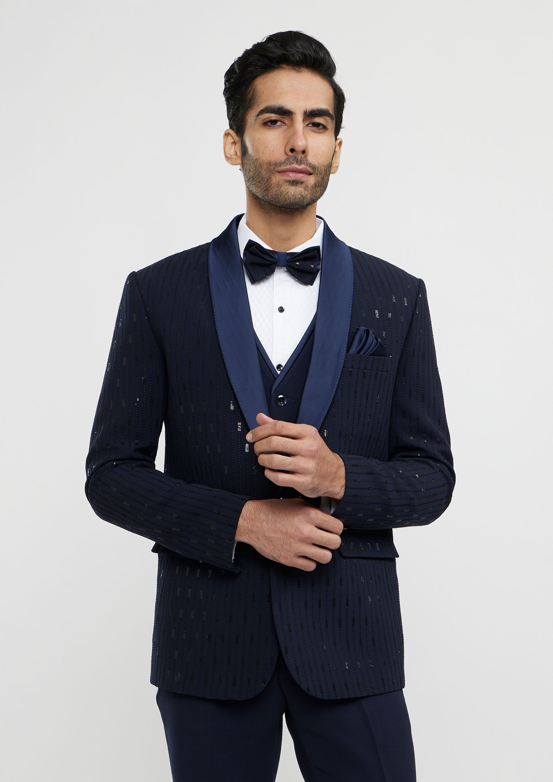 alt message - Twamev Men Navy Blue Linear Patterned Sequinned Suit Set image number 0