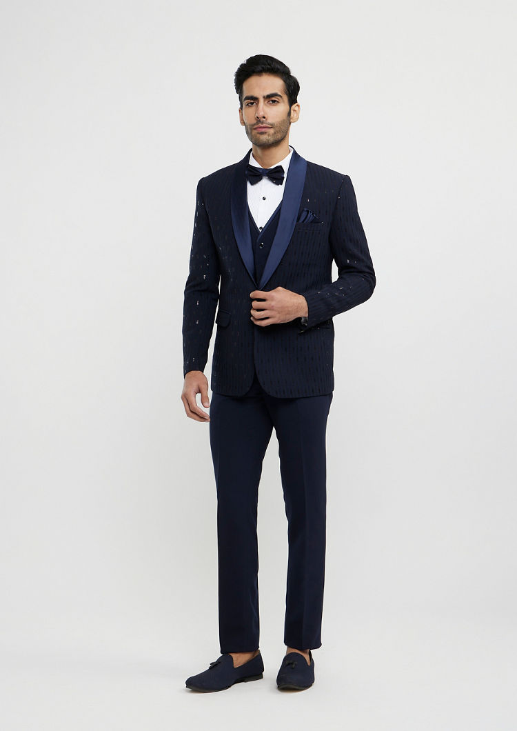 alt message - Twamev Men Navy Blue Linear Patterned Sequinned Suit Set image number 4