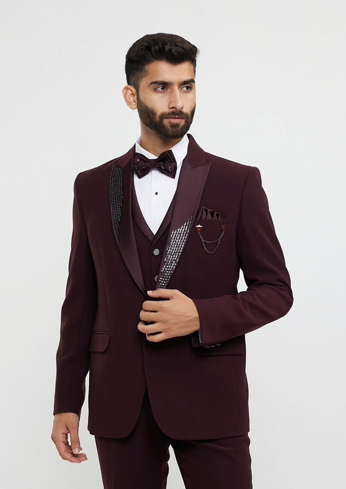 alt message - Twamev Men Wine Red Plain Classic Suit Set with Cutdana Work image number 0