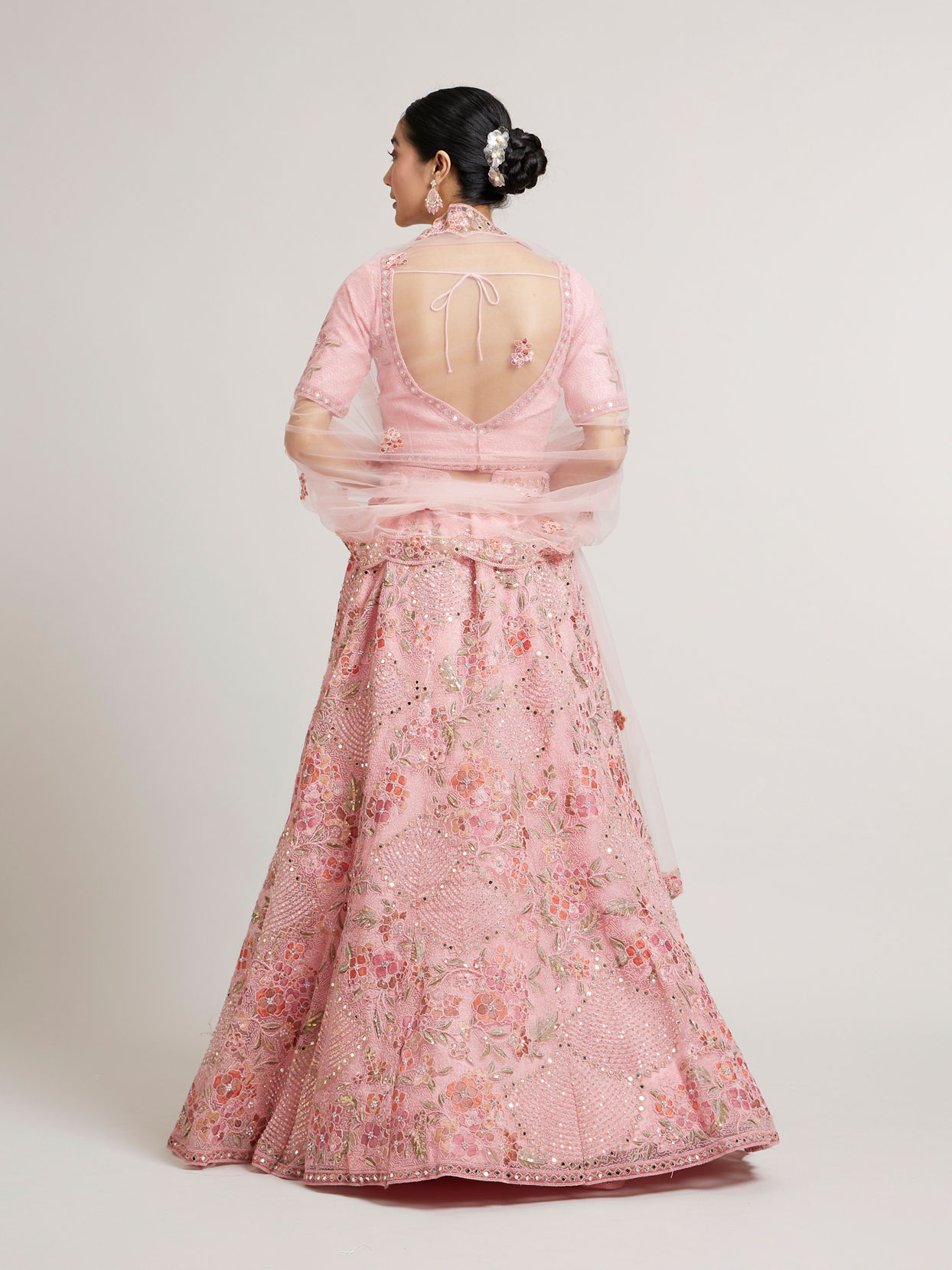 alt message - Mohey Women Pink Blossoms Bridal Lehenga image number 4