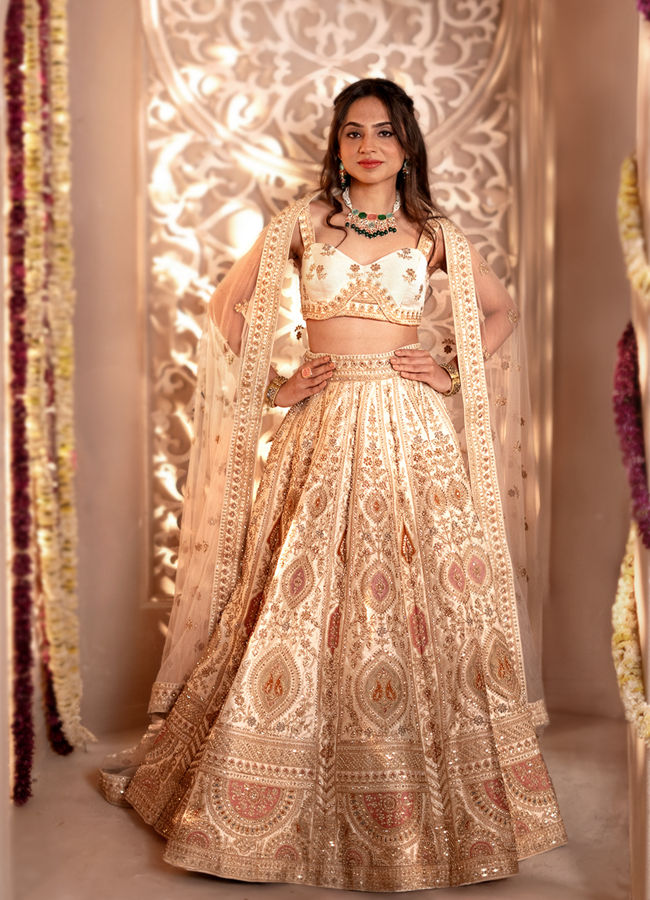 alt message - Mohey Women Dark Cream Paisley Leaf Patterned Lehenga image number 0