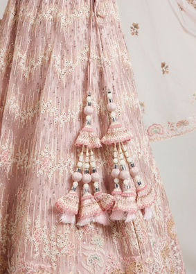 alt message - Mohey Women Blush Pink Floral Embroidered Lehenga with Sequin and Rhinestone Embellishment image number 4