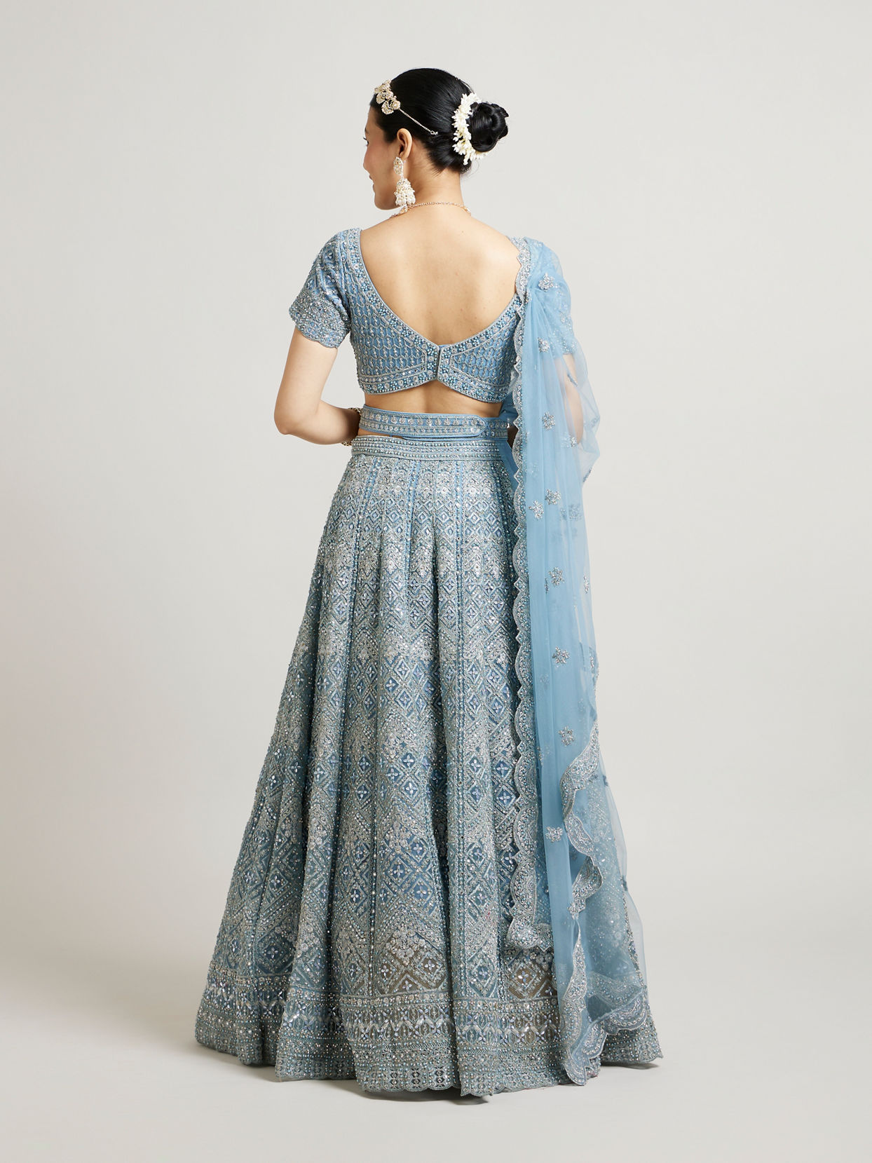 alt message - Mohey Women Ethereal Blue Net Lehenga image number 4