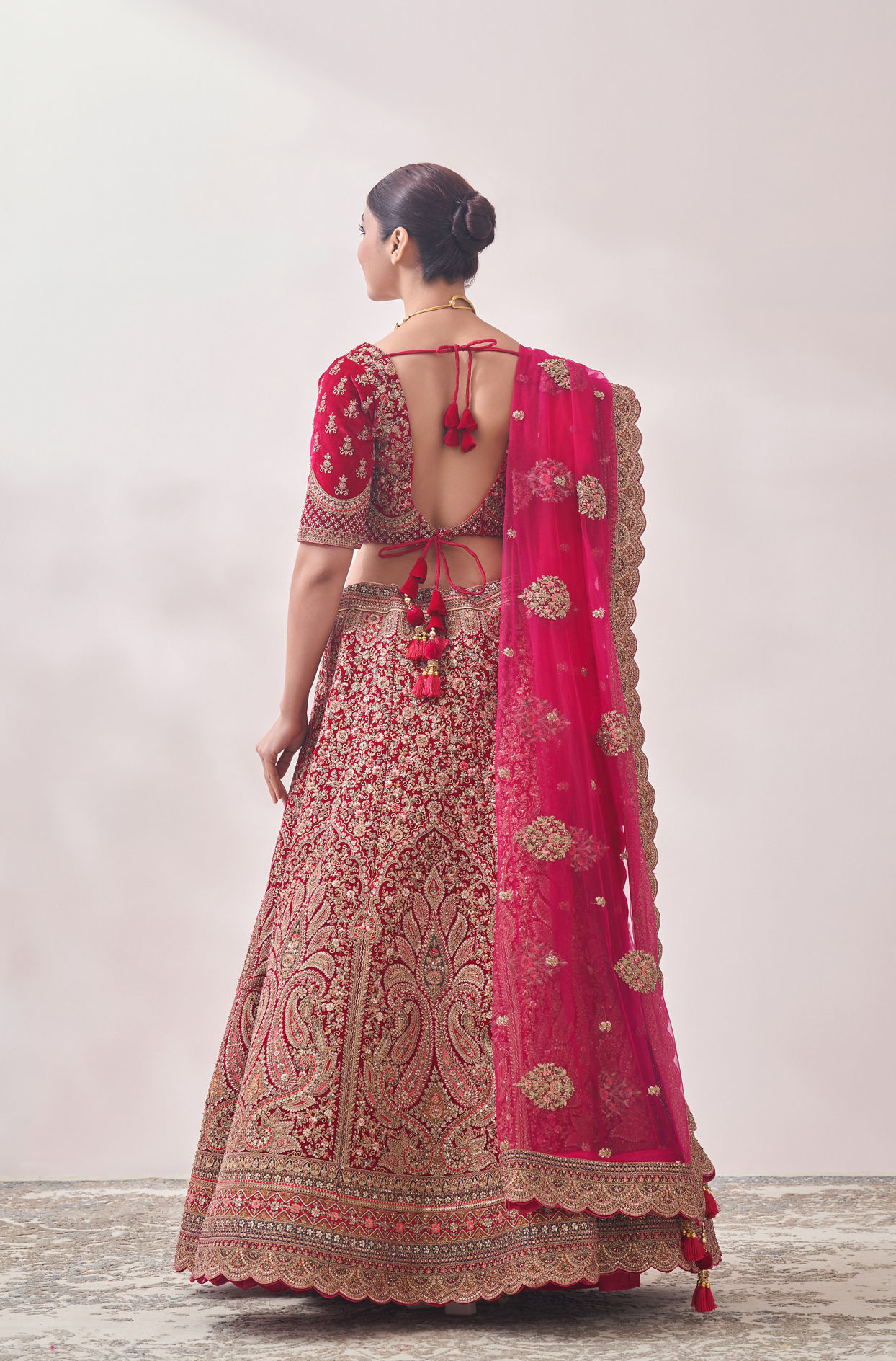 alt message - Mohey Women Aurora Red Floral and Paisley Patterned Bridal Lehenga image number 3