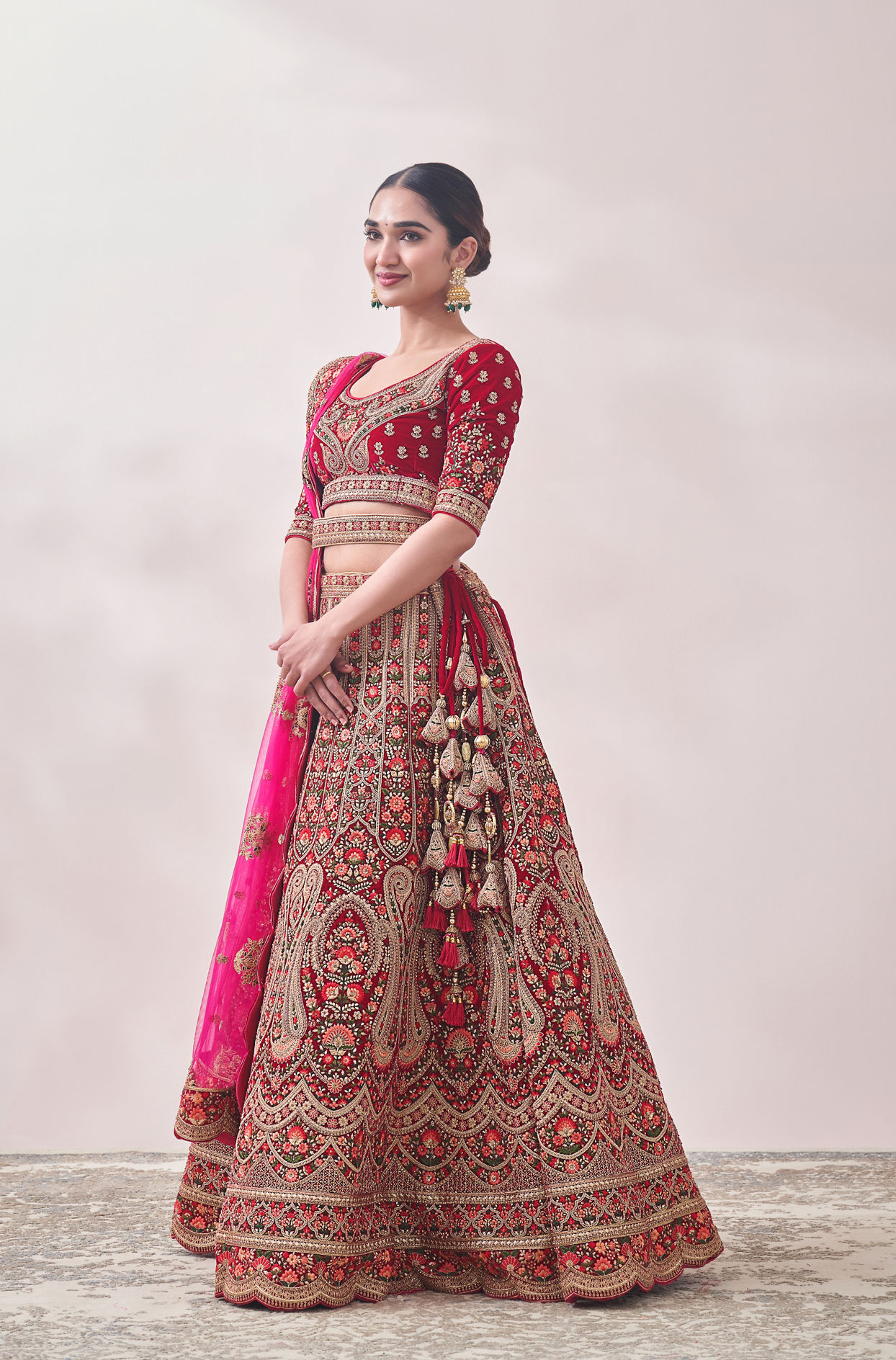 alt message - Mohey Women Rani Pink Embellished Lehenga image number 2