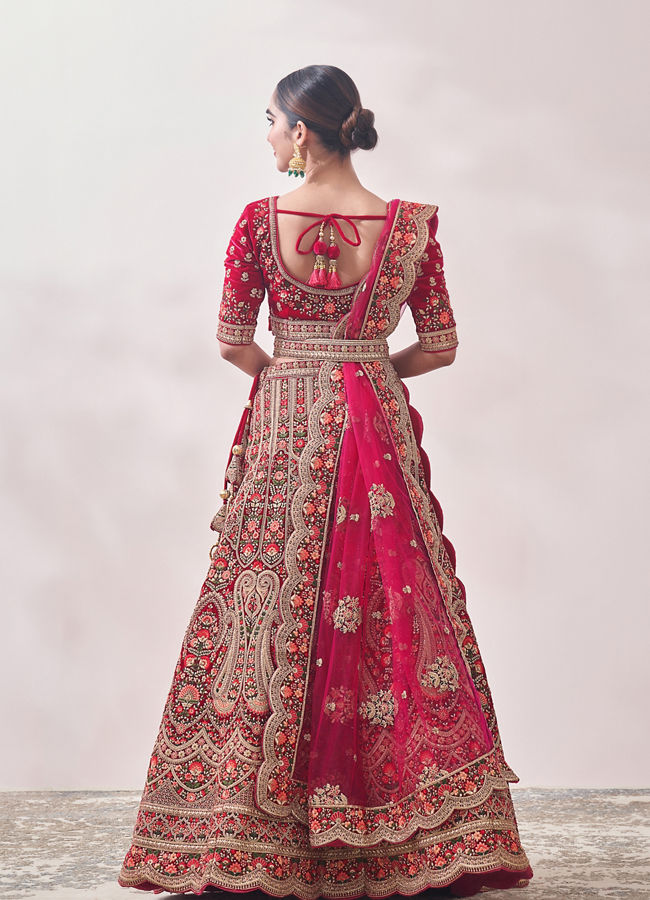 alt message - Mohey Women Rani Pink Embellished Lehenga image number 3