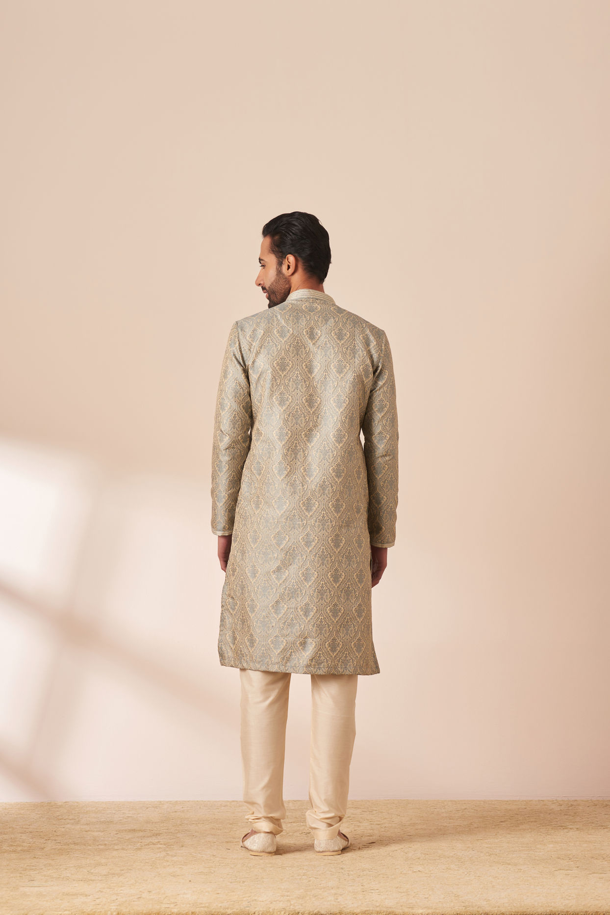 alt message - Manyavar Men Light Grey Jacquard Kurta Pajama image number 4