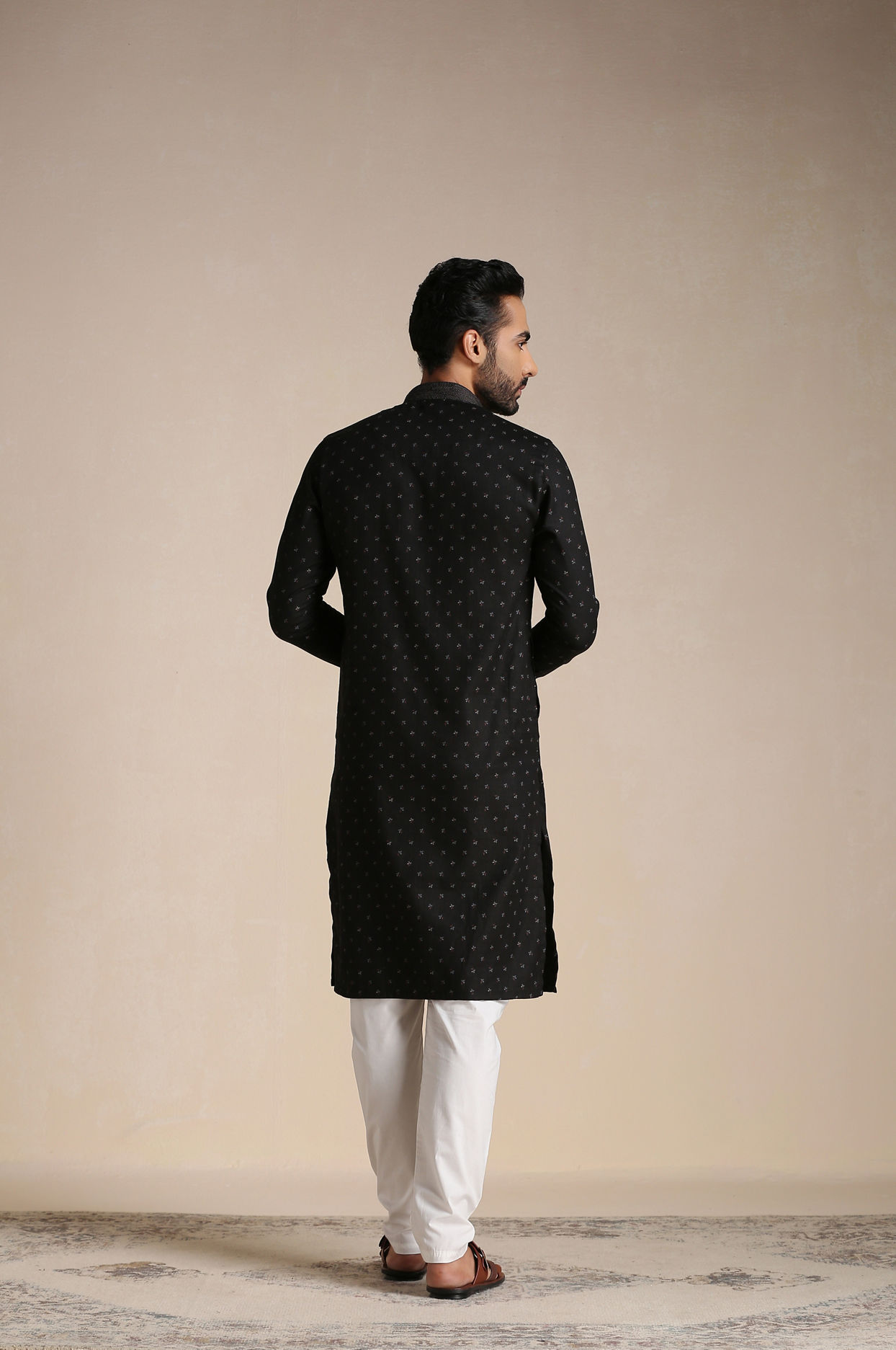 alt message - Manyavar Men Charcoal Black Printed Kurta Set image number 3