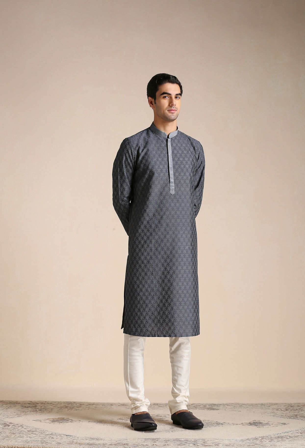 alt message - Manyavar Men Anchor Grey Patterned Kurta Set image number 1