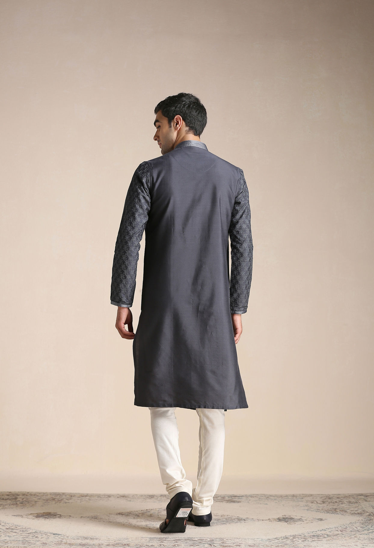 alt message - Manyavar Men Anchor Grey Patterned Kurta Set image number 3