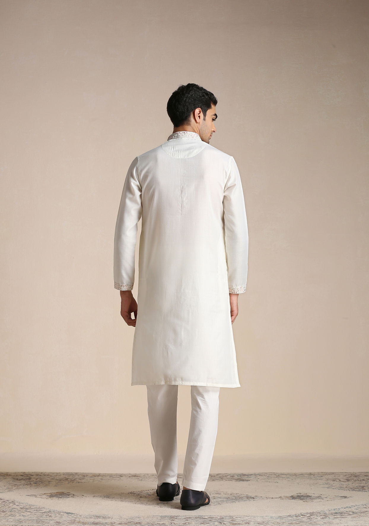 alt message - Manyavar Men Cream Kashmiri Embroidery Kurta Set image number 3