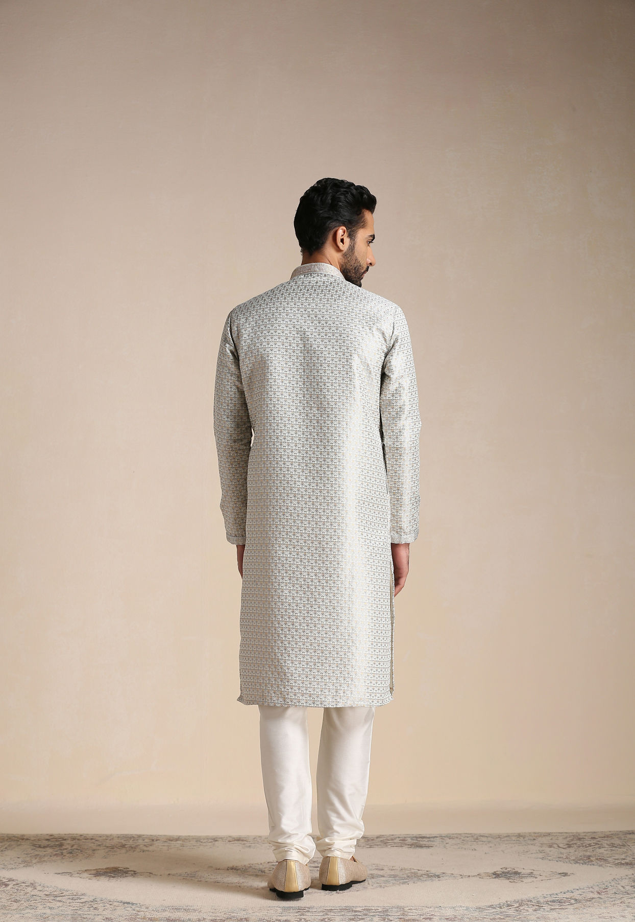 Manyavar Men Cloud Silver Grey Self-Patterned Kurta Set image number 3