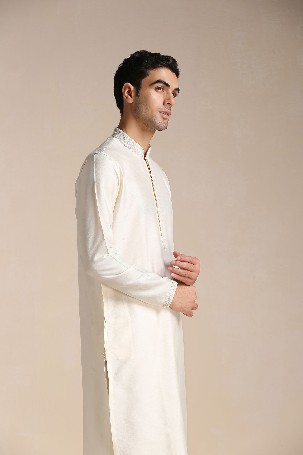 alt message - Manyavar Men Pearl White Embroidered Neck Kurta Set image number 0