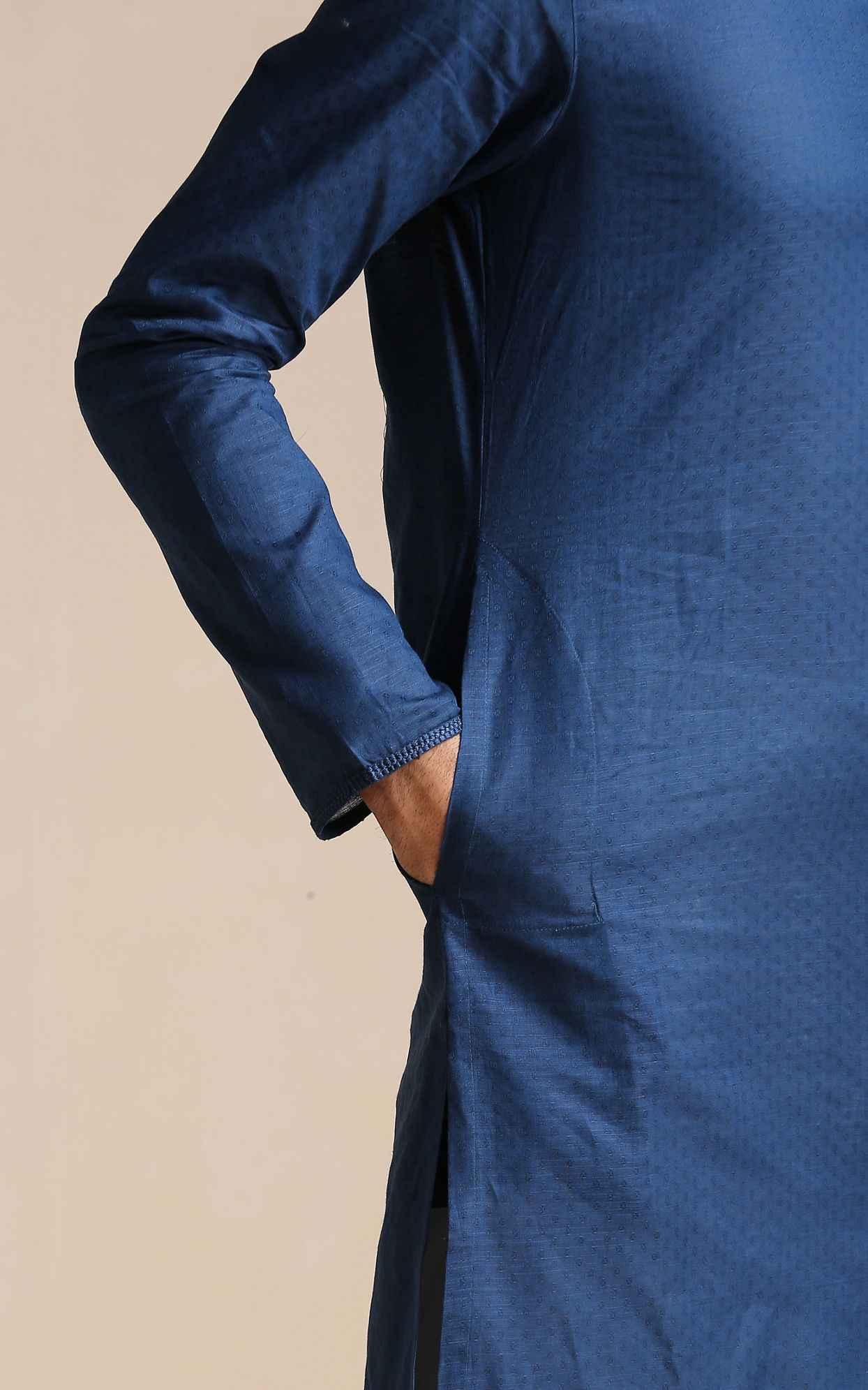 alt message - Manyavar Men Plain Blue Cotton Kurta image number 2