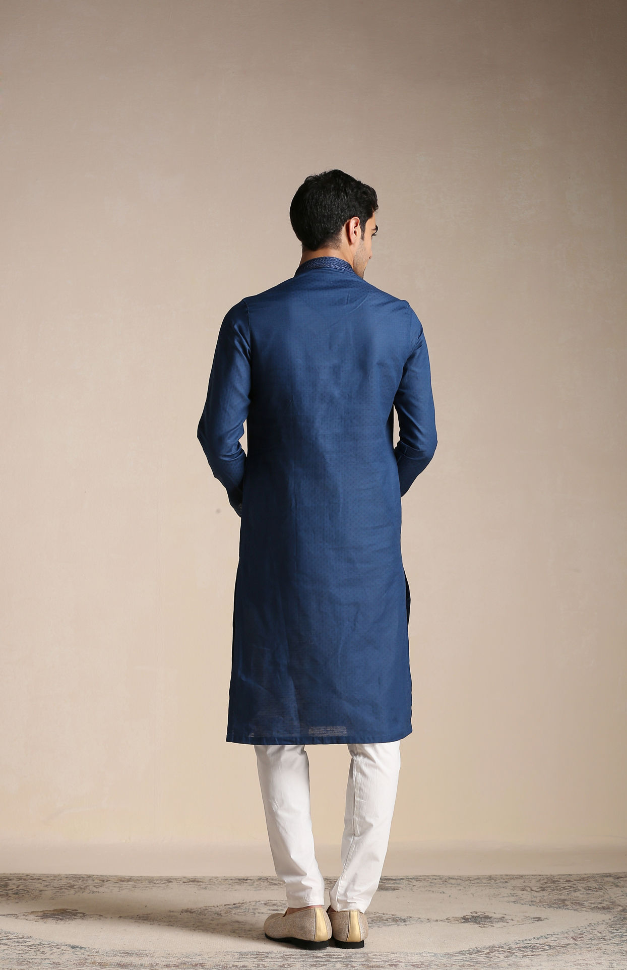 alt message - Manyavar Men Plain Blue Cotton Kurta image number 3