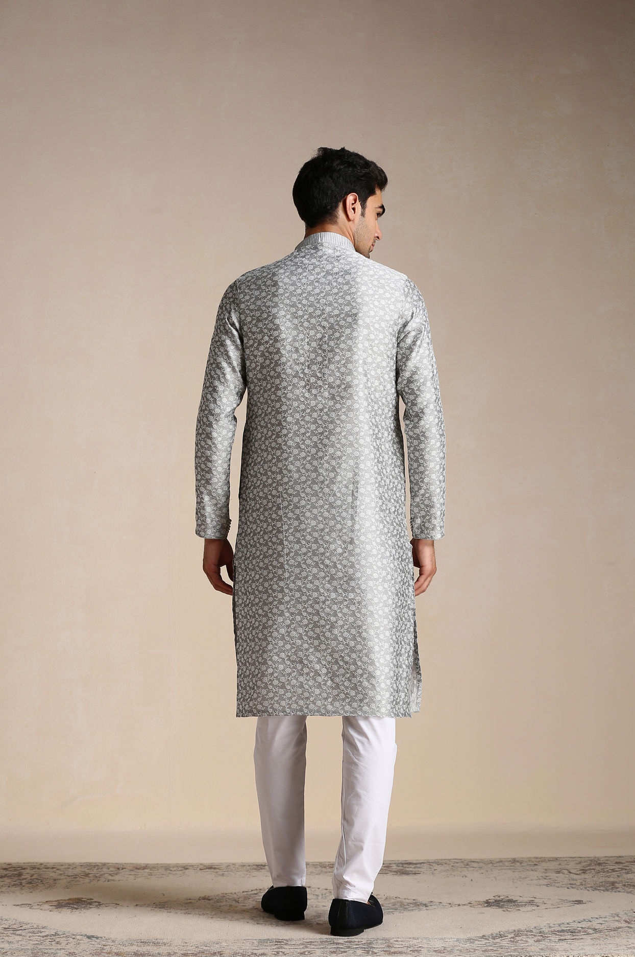 Manyavar Men Silver Grey Jacquard Patterned Kurta Set image number 3