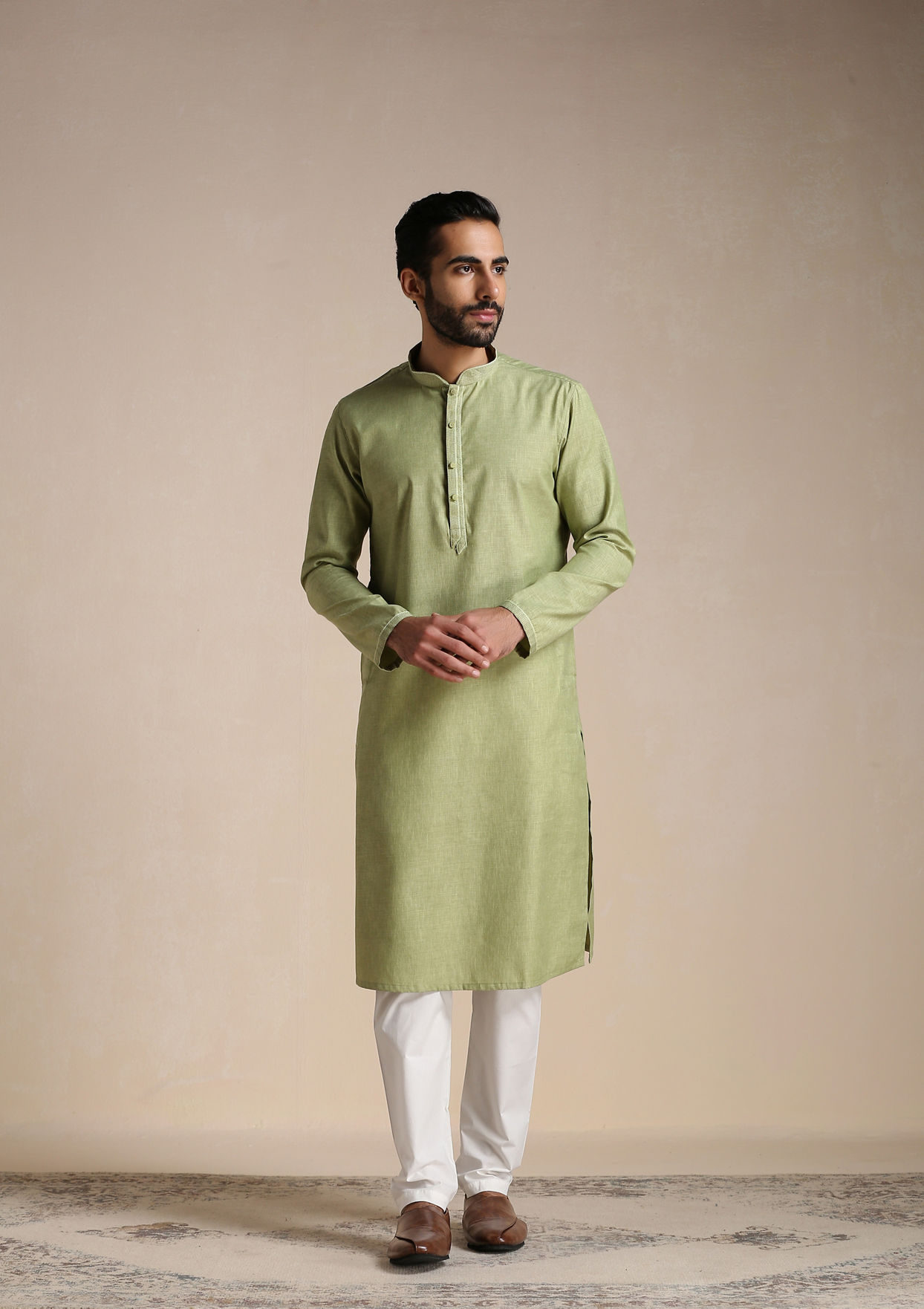 Manyavar Men Green Kurta Pajama With Embroidered Collar