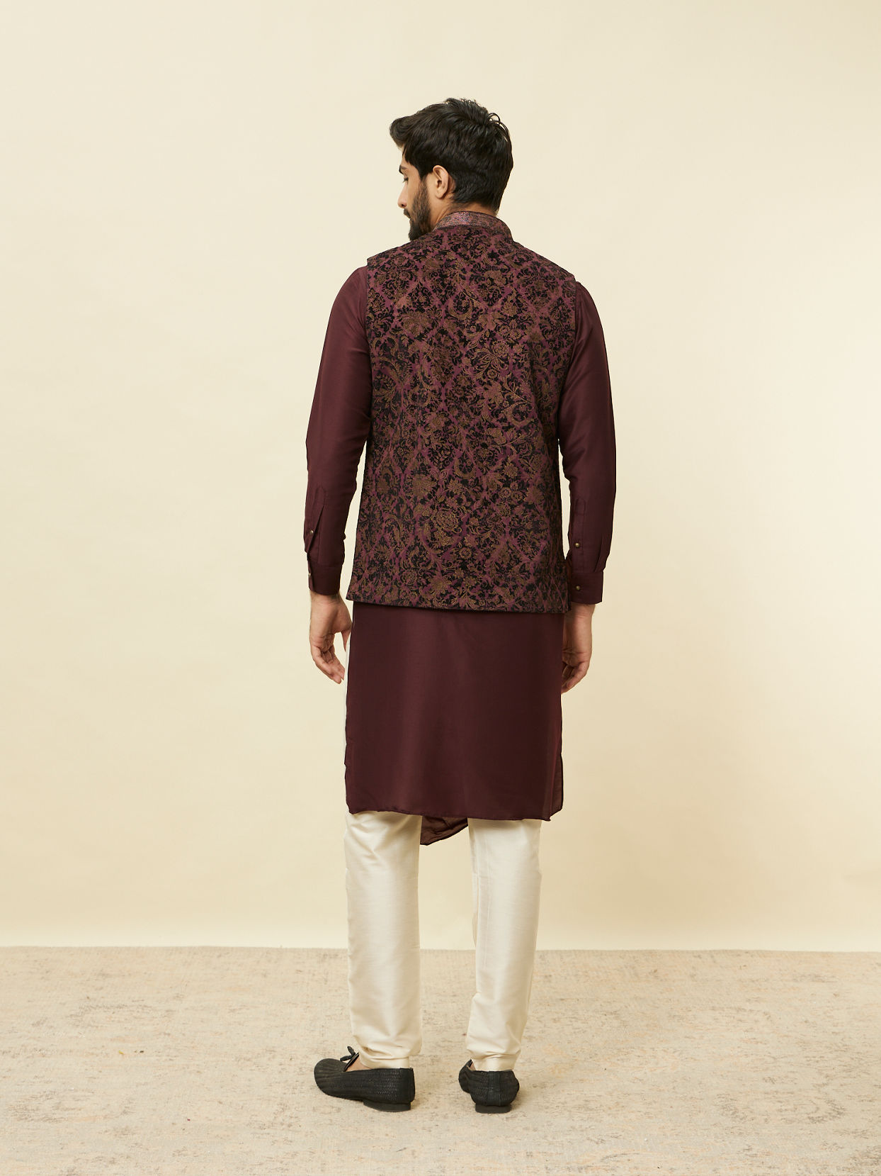 alt message - Manyavar Men Mauve Wine Bel Buti Patterned Jacket image number 3