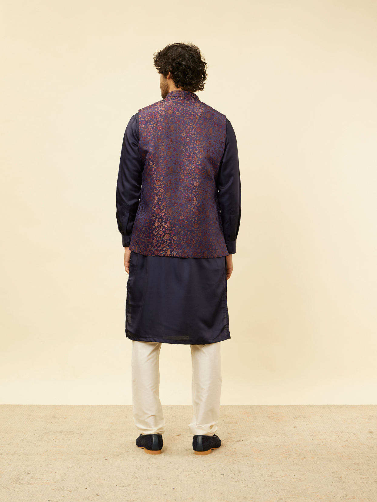 alt message - Manyavar Men Sapphire Blue Bel Buti Patterned Jacket image number 3