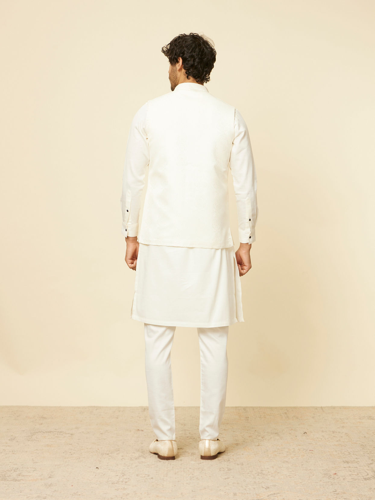 alt message - Manyavar Men Warm White Imperial Jaal Patterned Jacket image number 3