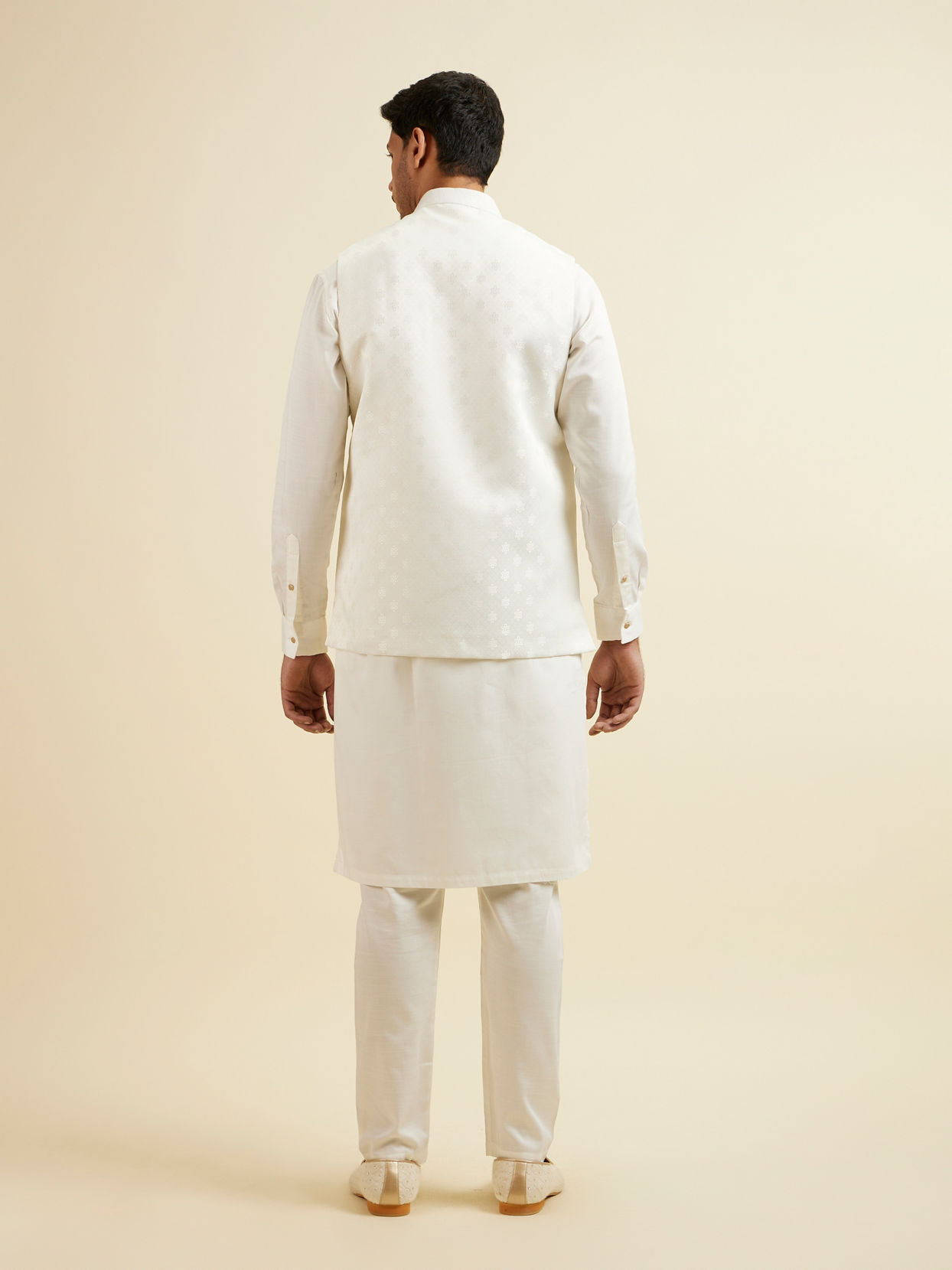 alt message - Manyavar Men Warm White Ditsy Floral Print Jacket image number 3