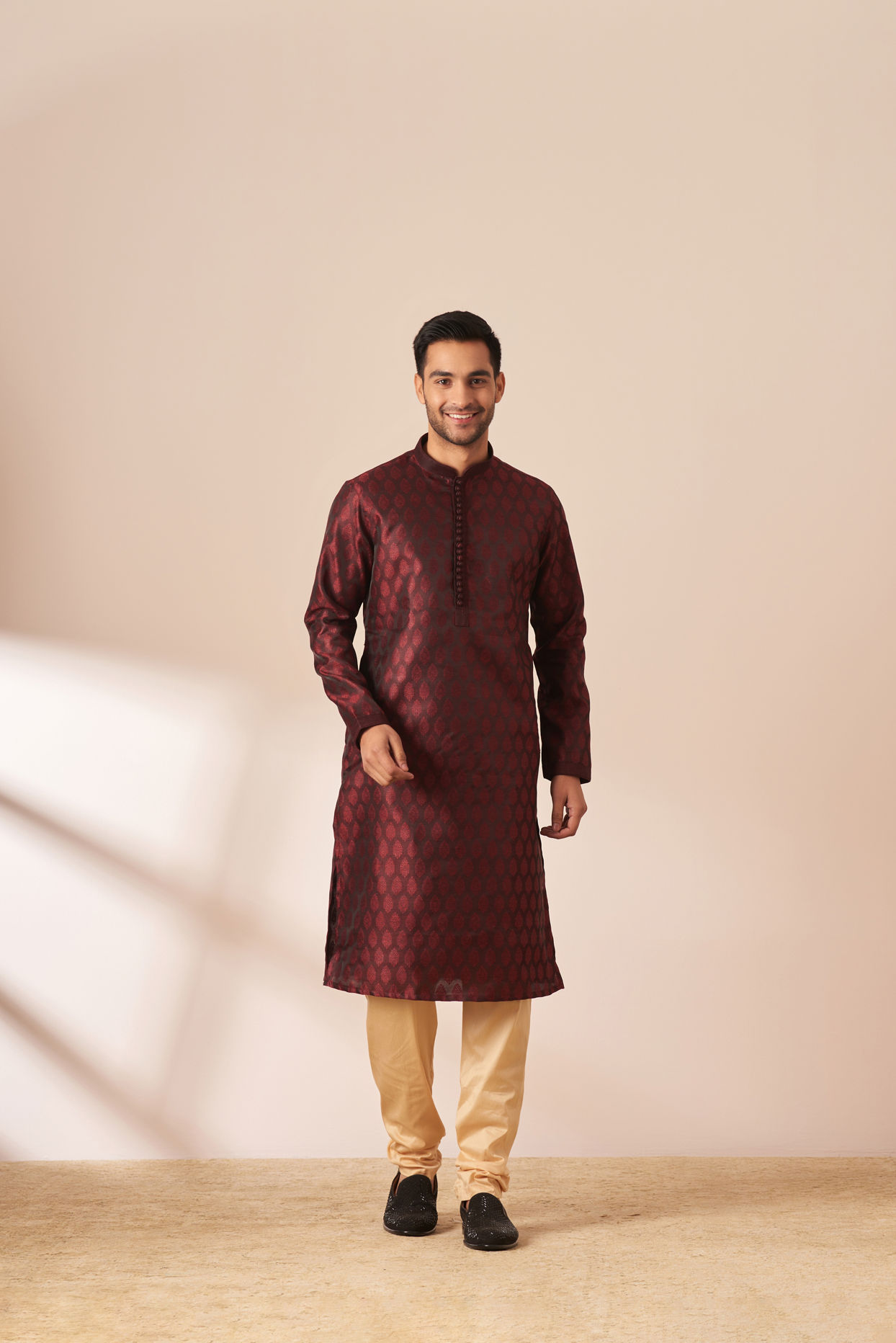 alt message - Manyavar Men Dark Maroon Jacquard Kurta Pajama image number 1