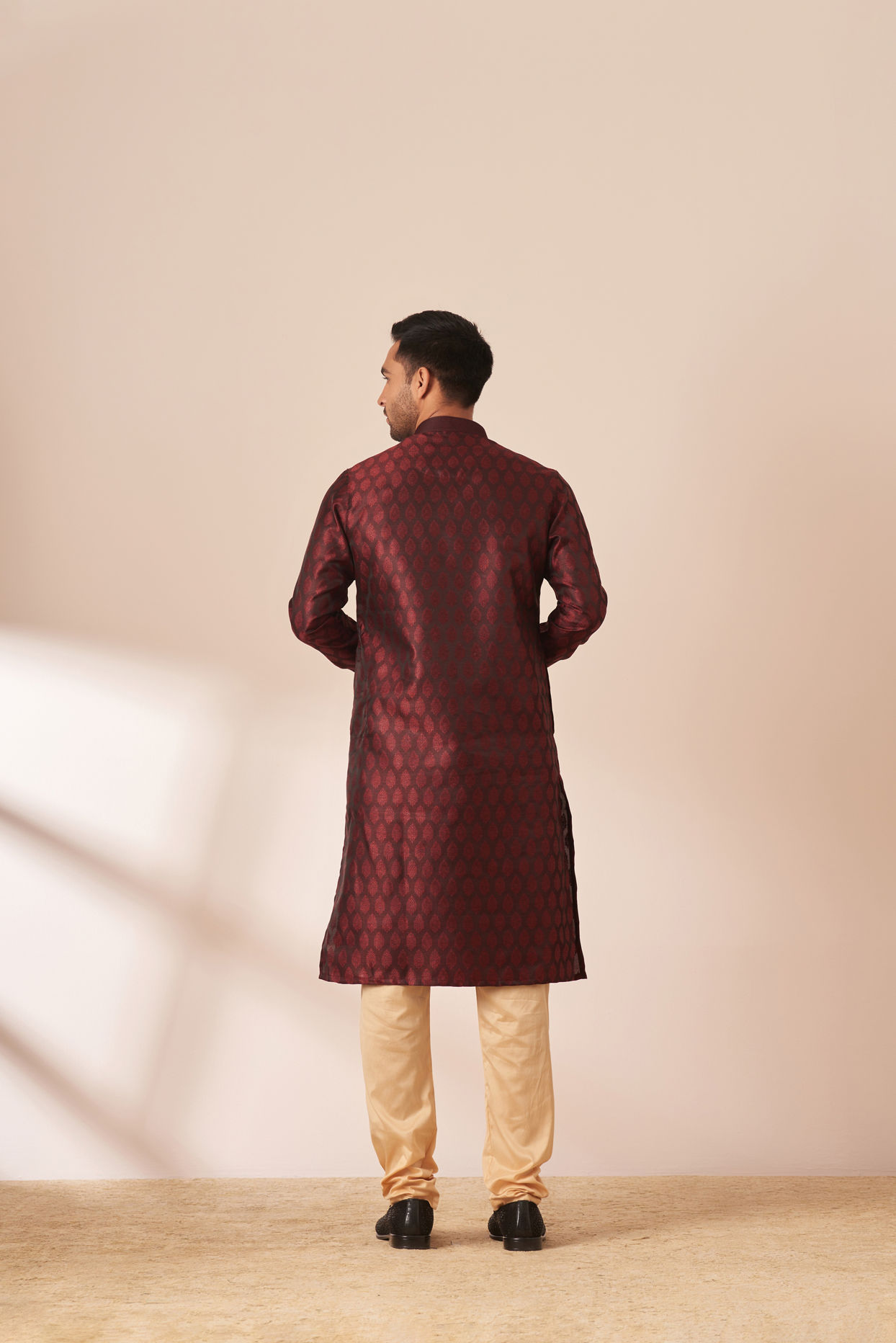 alt message - Manyavar Men Dark Maroon Jacquard Kurta Pajama image number 4