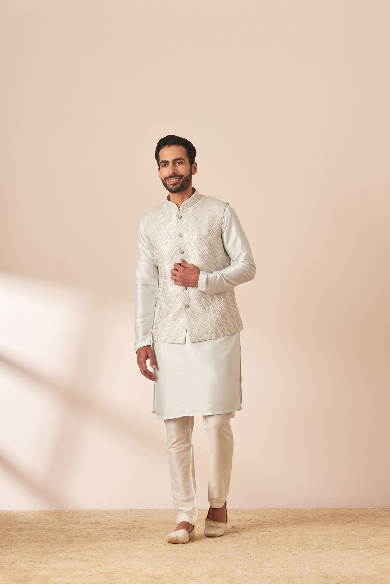 alt message - Manyavar Men Light Grey Patterned Kurta Jacket Set image number 4