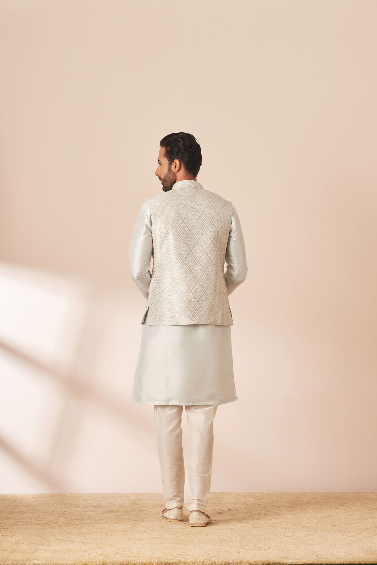 alt message - Manyavar Men Light Grey Patterned Kurta Jacket Set image number 6