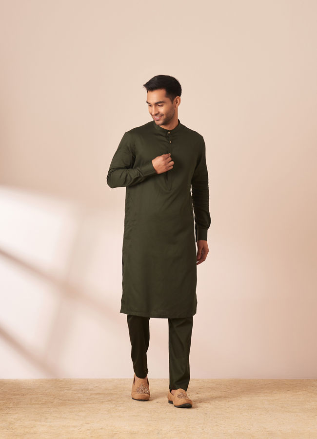 alt message - Manyavar Men Dark Green Plain Kurta Pajama image number 1