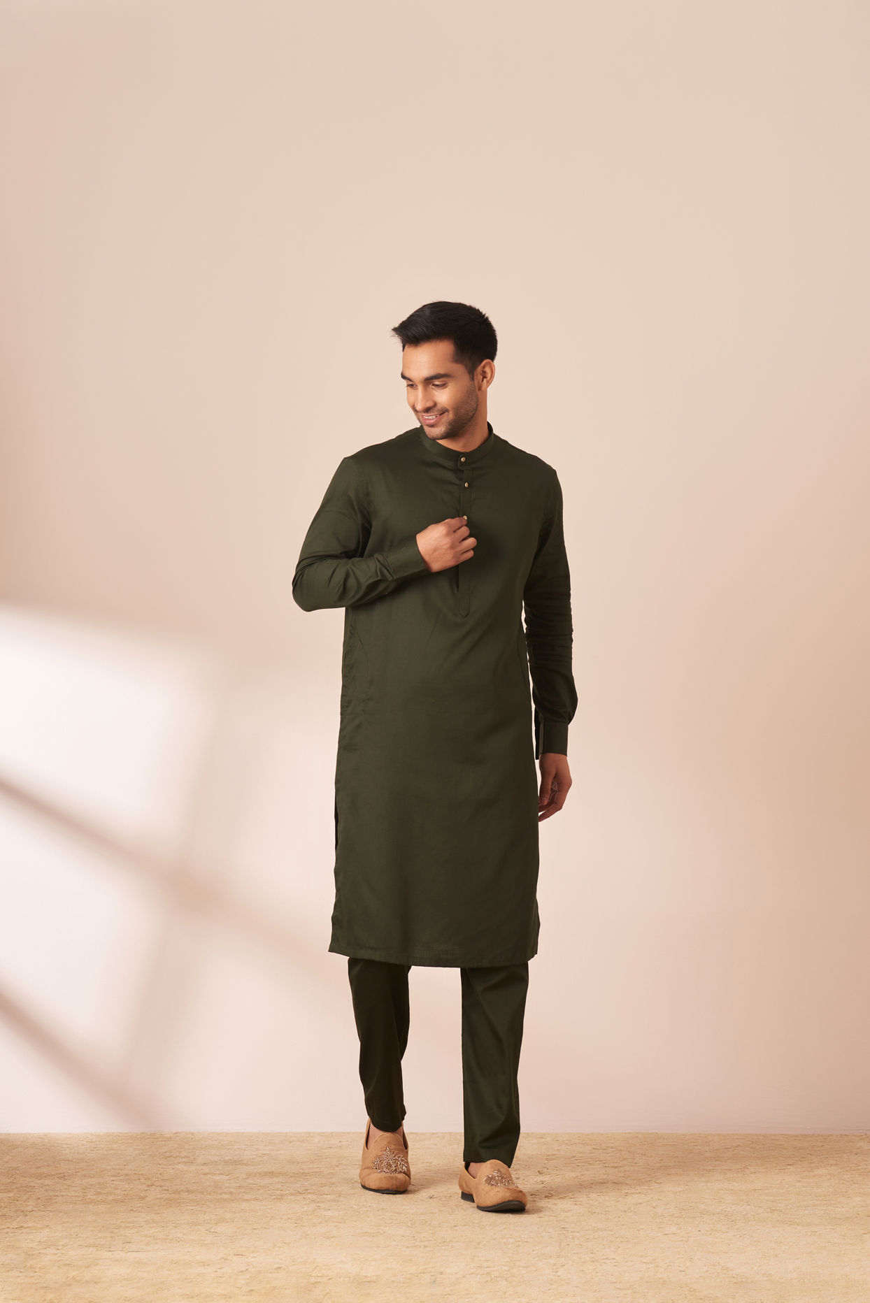 alt message - Manyavar Men Dark Green Plain Kurta Pajama image number 1