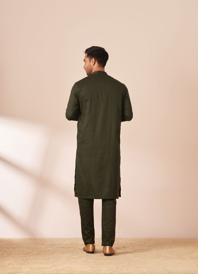 alt message - Manyavar Men Dark Green Plain Kurta Pajama image number 4