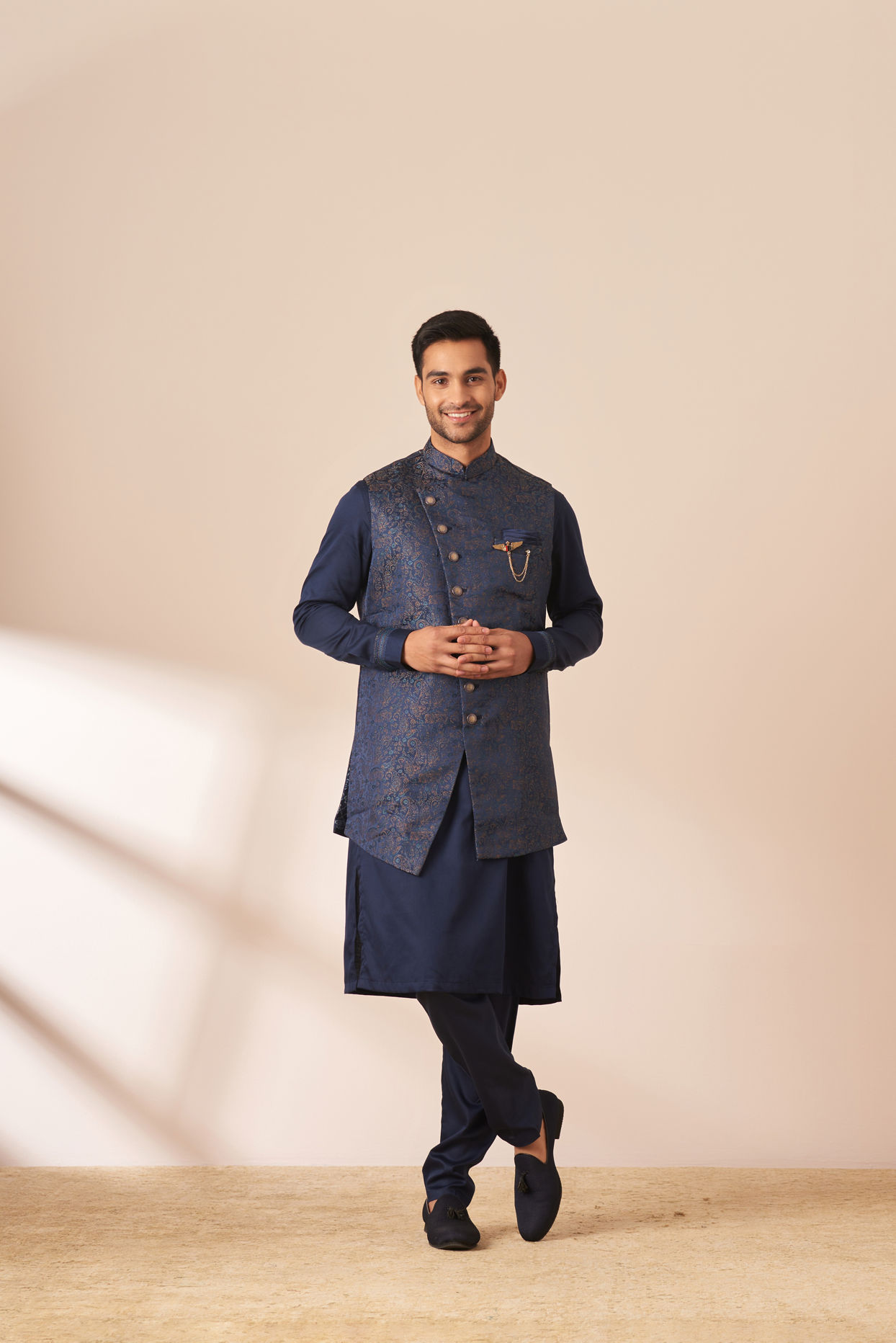 alt message - Manyavar Men Sapphire Blue Paisley Kurta Jacket Set image number 4